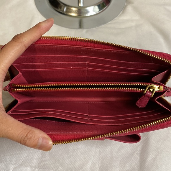 Prada - Picture 4 of 5